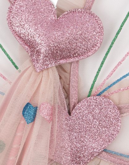 Magiczny zestaw wróżki z delikatnymi skrzydłami ozdobionymi serduszkami oraz różdżką w kształcie serca. Idealny do zabawy w przebieranki i codziennego rozsiewania odrobiny magii. Wiek: 3+