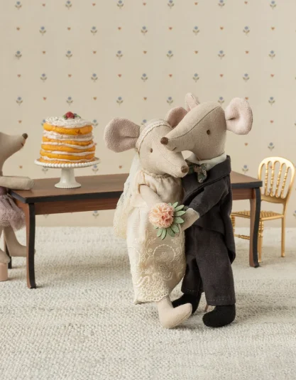 myszki ślubne Maileg maileg wedding mice myszki w pudełku Maileg maileg mum and dad mice myszki panna młoda pan młody maileg wedding set myszki w szafie Maileg zabawka Maileg myszki prezent ślubny Maileg maileg kolekcja myszek zabawki w stylu skandynawskim Hello Berry Maileg