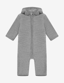 Wyjątkowo miękki kombinezon z 100% wełny merino. Z zewnątrz ma gładką, dzianinową powierzchnię, która jest bardziej odporna na mechacenie, a od środka delikatnie szczotkowaną, puszystą wełnę, przyjemną dla skóry dziecka. Ciepły, oddychający i bardzo komfortowy na chłodniejsze dni. Ma kaptur, zamek z osłoną pod brodą oraz wywijane zakończenia rękawów i nogawek do rozmiaru 80. Skład: 100% wełna merino