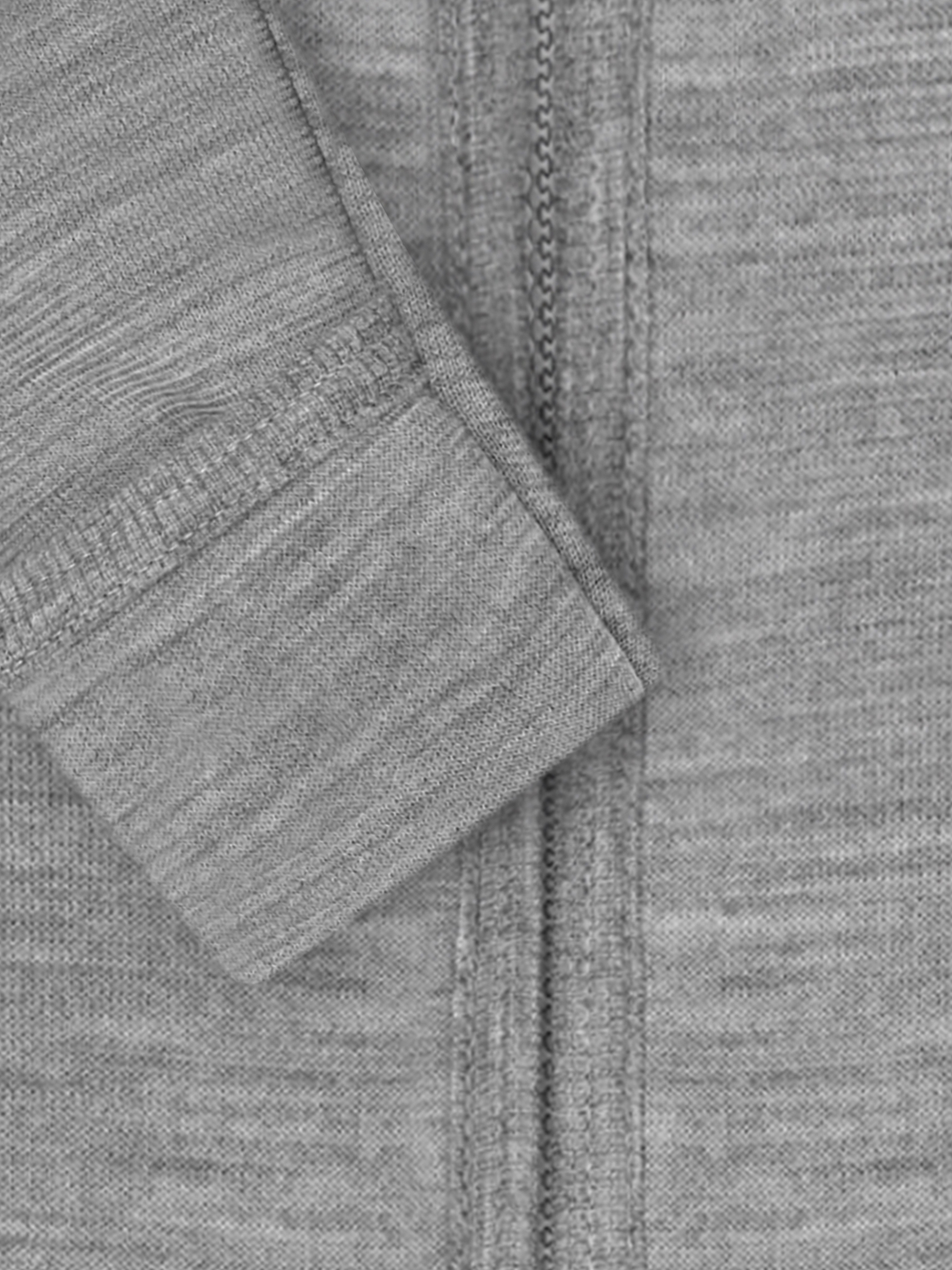 HUTTEliHUT - Pram Suit Wool Brushed Inside 480997 - 1220 - Medium Grey Melange4 Wyjątkowo miękki kombinezon z 100% wełny merino. Z zewnątrz ma gładką, dzianinową powierzchnię, która jest bardziej odporna na mechacenie, a od środka delikatnie szczotkowaną, puszystą wełnę, przyjemną dla skóry dziecka. Ciepły, oddychający i bardzo komfortowy na chłodniejsze dni. Ma kaptur, zamek z osłoną pod brodą oraz wywijane zakończenia rękawów i nogawek do rozmiaru 80. Skład: 100% wełna merino
