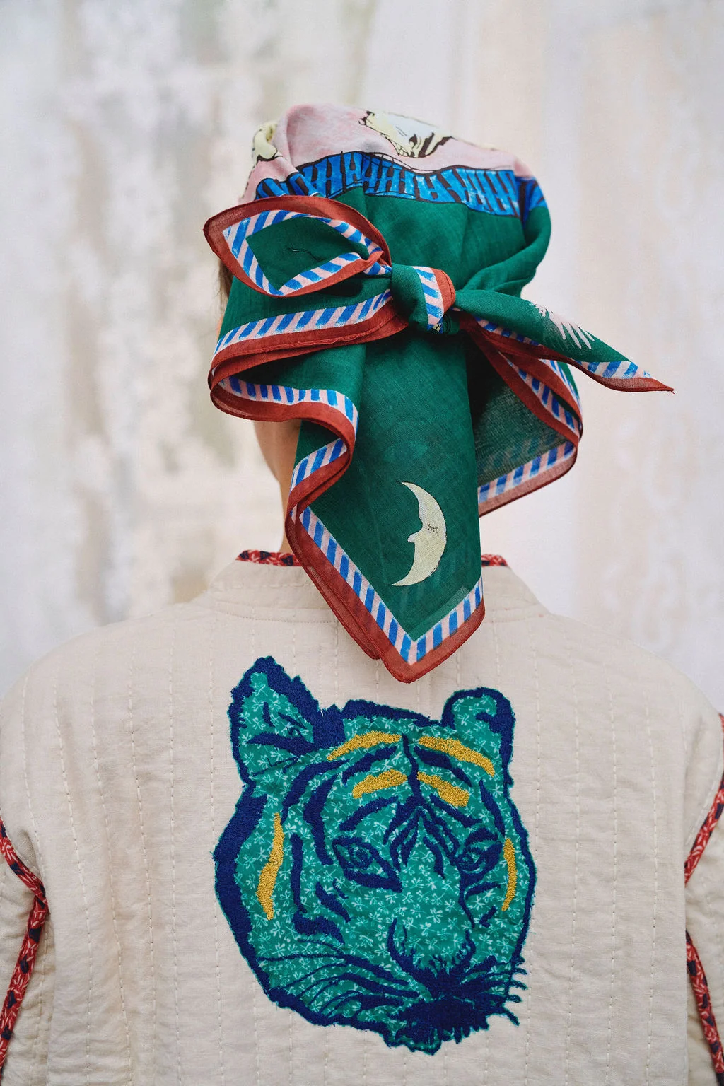 TIGER BANDANA - ULTRA ceo bawełniana apaszka, bandana damska, zielona bandana, apaszka z tygrysem, bandana z tygrysem, Habiba Tiger Bandana, Habiba Ultra, apaszka bawełniana damska, apaszka organiczna, bandana 60x60, apaszka do włosów, apaszka na szyję, duńska marka Habiba, Hello Berry sklep