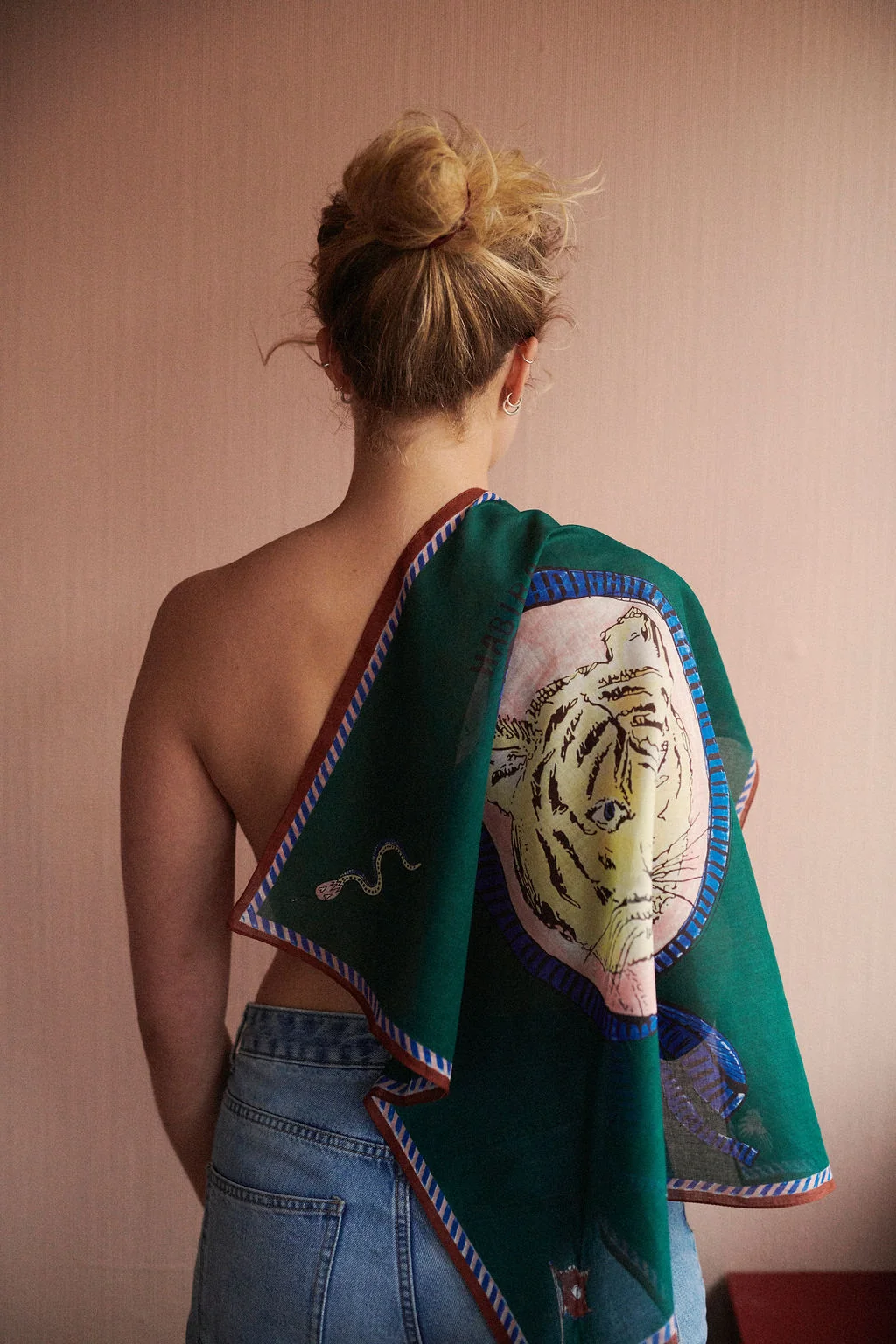TIGER BANDANA - ULTRA2 ceo bawełniana apaszka, bandana damska, zielona bandana, apaszka z tygrysem, bandana z tygrysem, Habiba Tiger Bandana, Habiba Ultra, apaszka bawełniana damska, apaszka organiczna, bandana 60x60, apaszka do włosów, apaszka na szyję, duńska marka Habiba, Hello Berry sklep