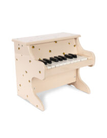 Drewniane pianinko Konges Sløjd w uroczym stylu retro to piękna zabawka dla małych miłośników muzyki. Zachęca do pierwszych muzycznych eksperymentów, rozwija kreatywność i poczucie rytmu. Wykonane z drewna z certyfikatem FSC. Dzięki ponadczasowemu designowi pięknie prezentuje się także w dziecięcym pokoju. Wiek: 3+