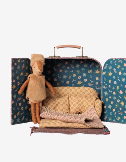 Reindeer in suitcase, Little sister